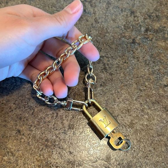 Louis Vuitton #302 Lock and Key Gold Brass with new unbranded chain - Picture 1 of 8